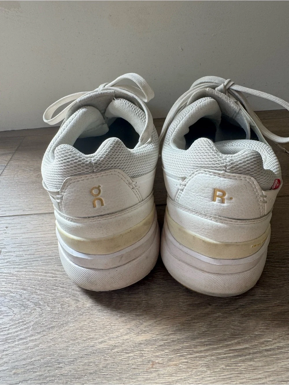 ON Men's White Leather Sneakers - Classic Low-Top. Size 10. The Roger